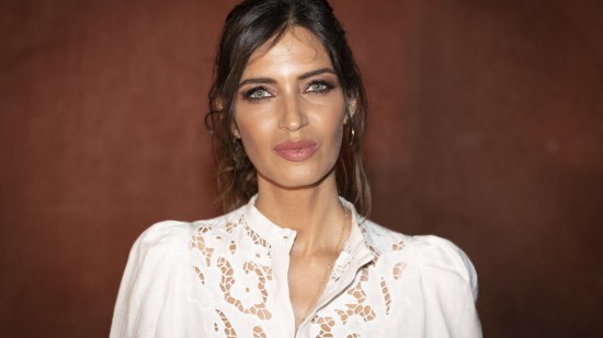Sara Carbonero estrena el color de manicura más solicitado en otoño e invierno para uñas cortas