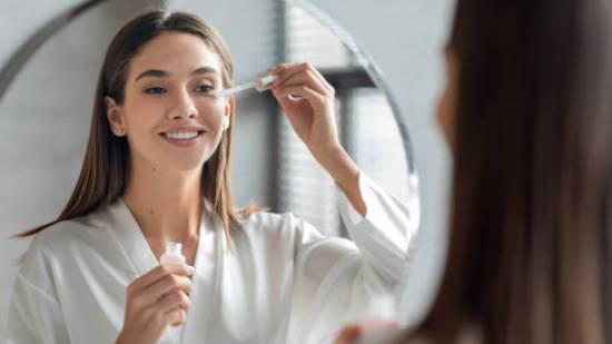 El sérum de farmacia que utiliza una experta porque aporta "una luminosidad espectacular"