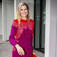 Máxima de Holanda con manicura Old Money para uñas cortas