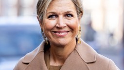 Máxima de Holanda con abrigo largo y clásico