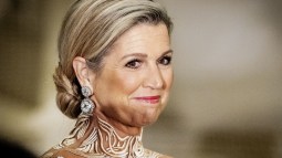 Máxima de Holanda con un vestido de transparencias en París