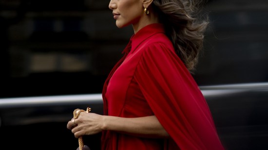 Look con blusa roja