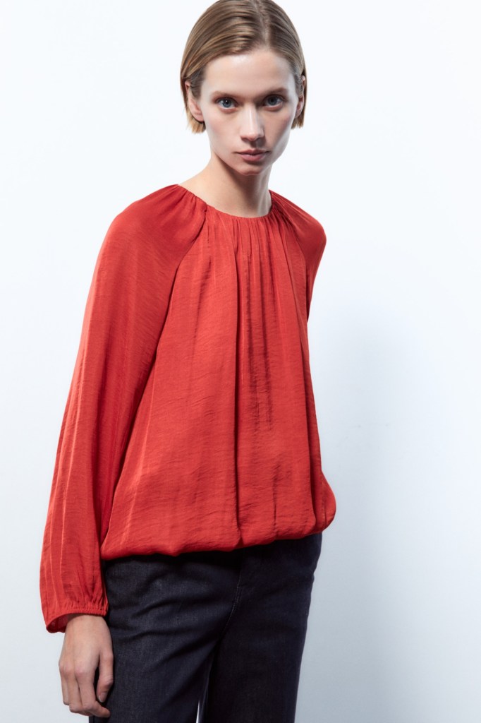 Seis blusas rojas de Zara Mango y Sfera que las mujeres elegantes quieren tener este invierno