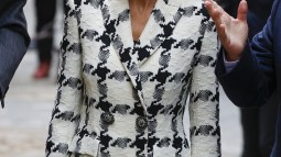 La reina Letizia con blazer de Uterqüe