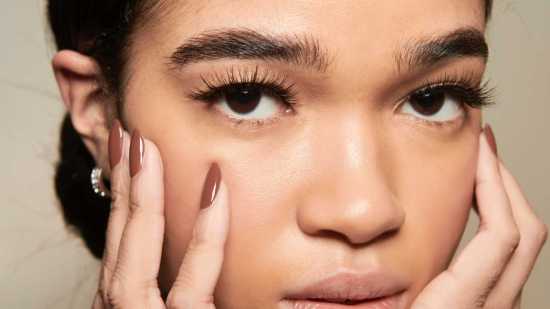 esmaltes uñas marrones tendencias invierno 2024