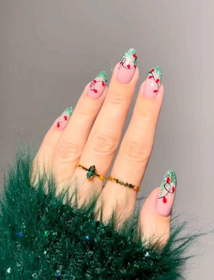 Manicura con detalles navideños - Imagen: heygreatnails