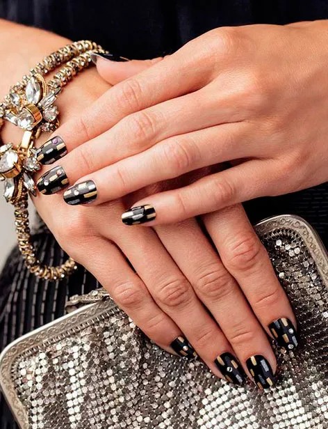 Manicura con toques metalizados - Imagen: OPI
