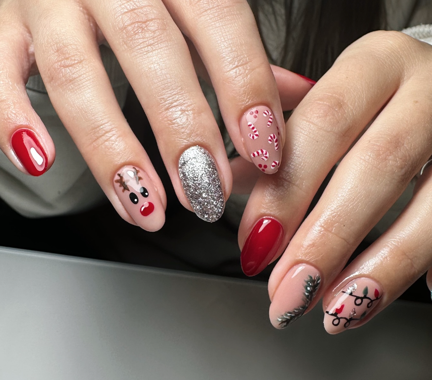 Manicura con todo tipo de detalles navideños - Imagen: nailsbyrosie