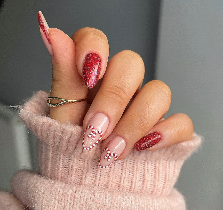 Manicura de bastones de caramelo con glitter - Imagen: natalieholtnailartist