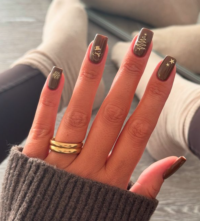 Manicura marrón chocolate con detalles dorados - Imagen: beautyspace_charlotte