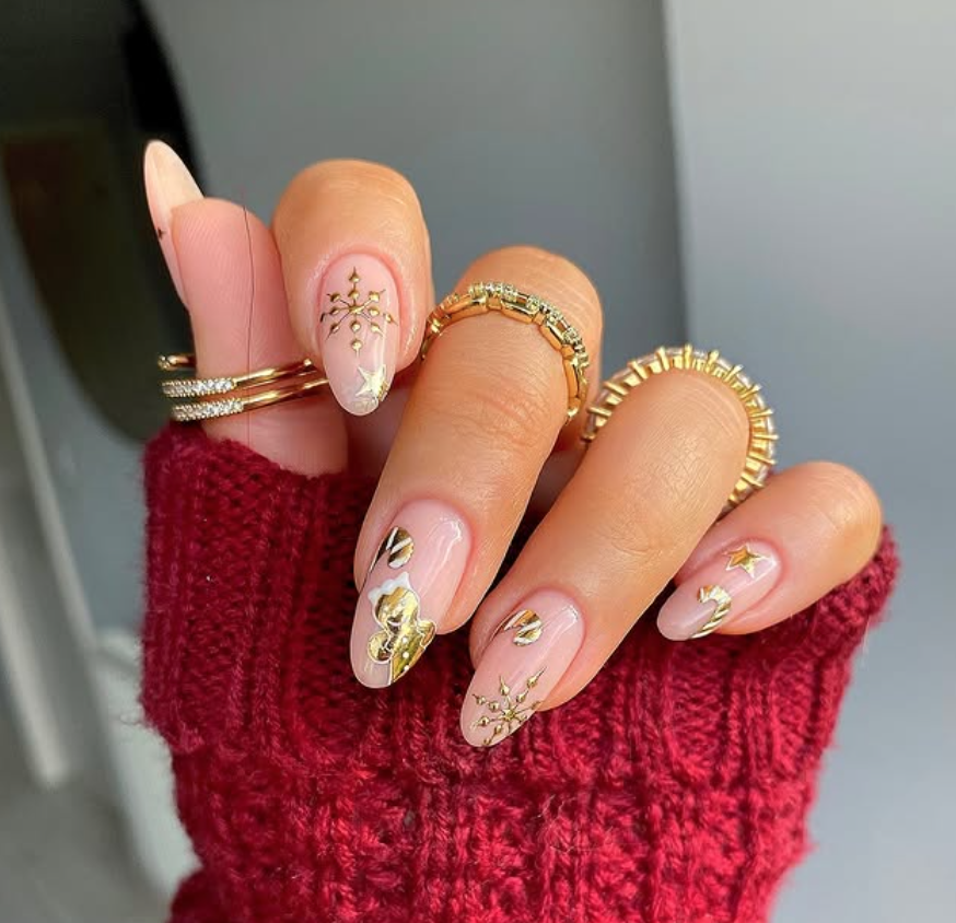 Manicura dorada de bastones de caramelo y copos de nieve - Imagen: natalieholtnailartist