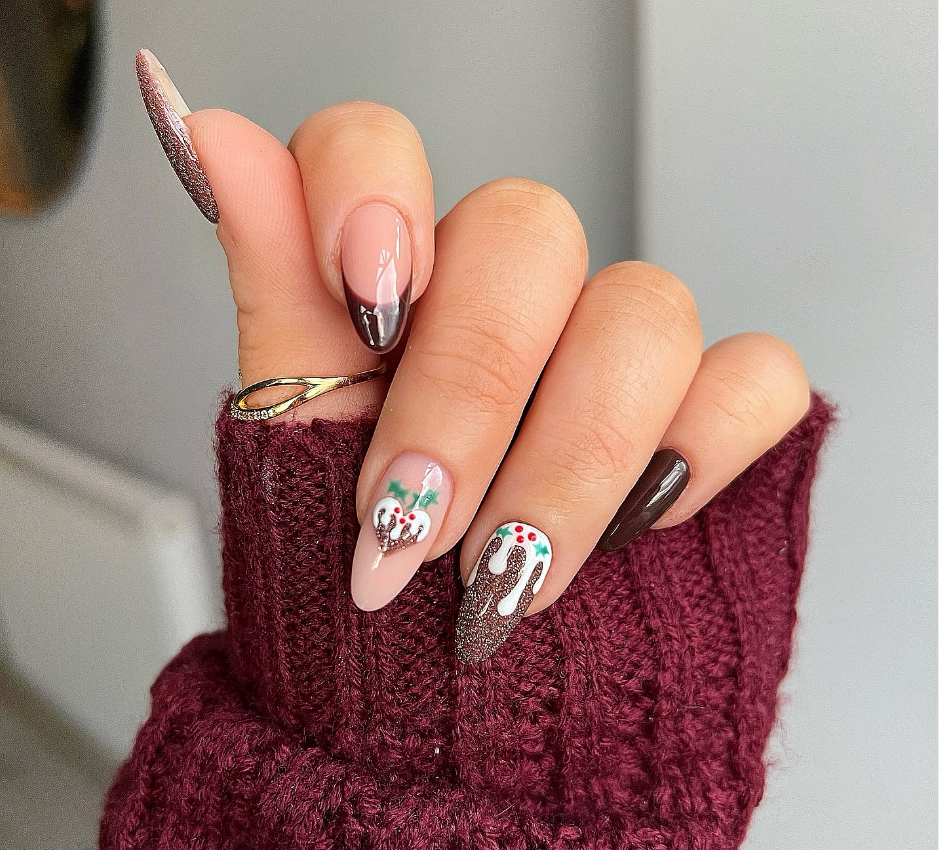Manicura navideña en tonos marrones - Imagen: natalieholtnailartist