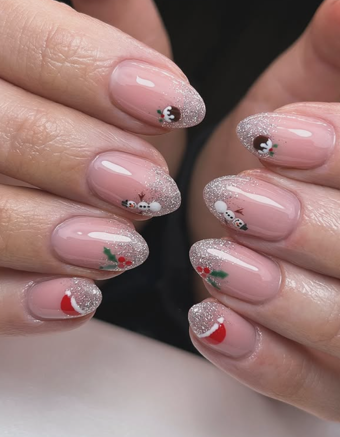 Manicura de brillos dorados y muñecos de nieve - Imagen: truebeautybycarrie