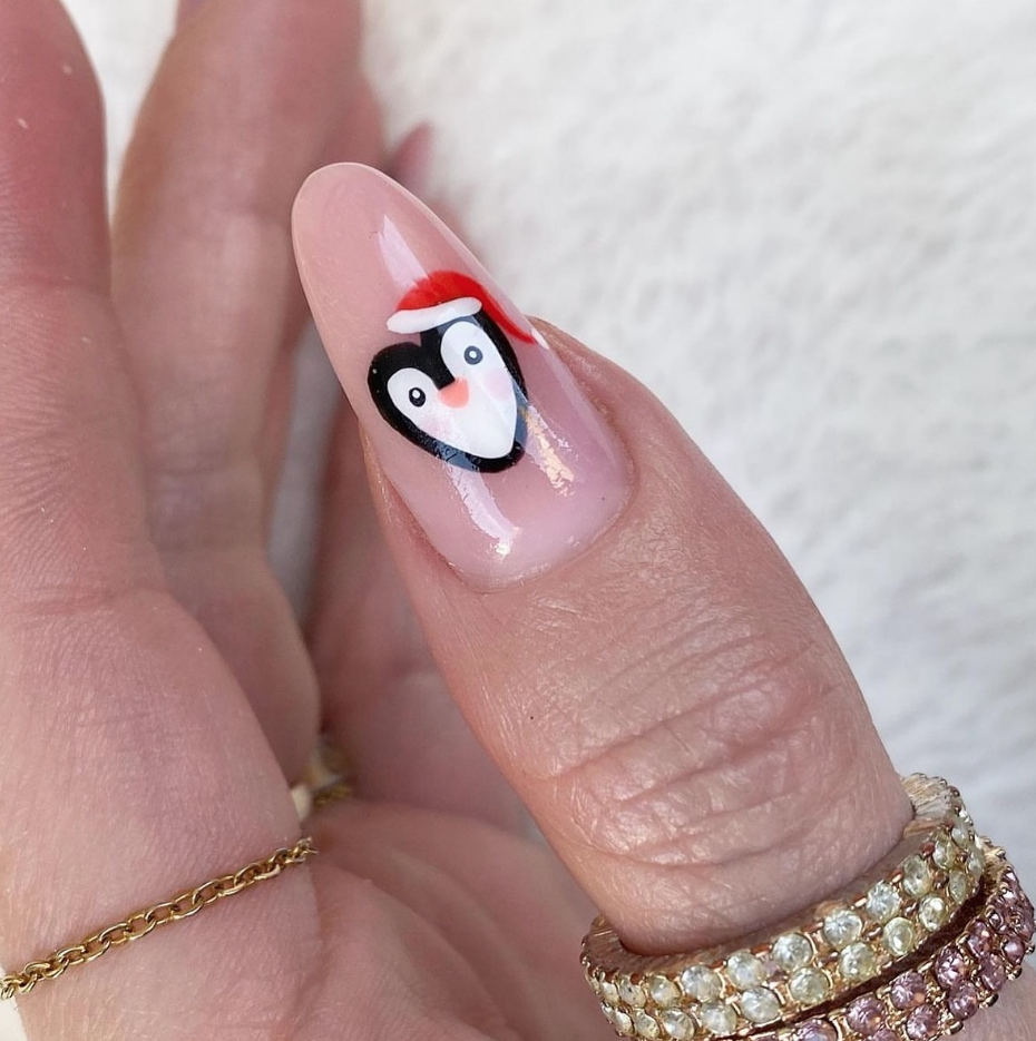 Manicura con pingüinos navideños - Imagen: nailsbydaisymay