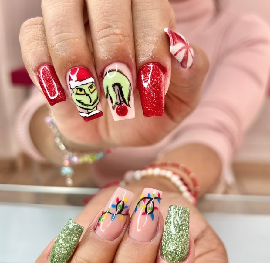 Manicura navideña de 'El Grinch' - Imagen: cascor_nails