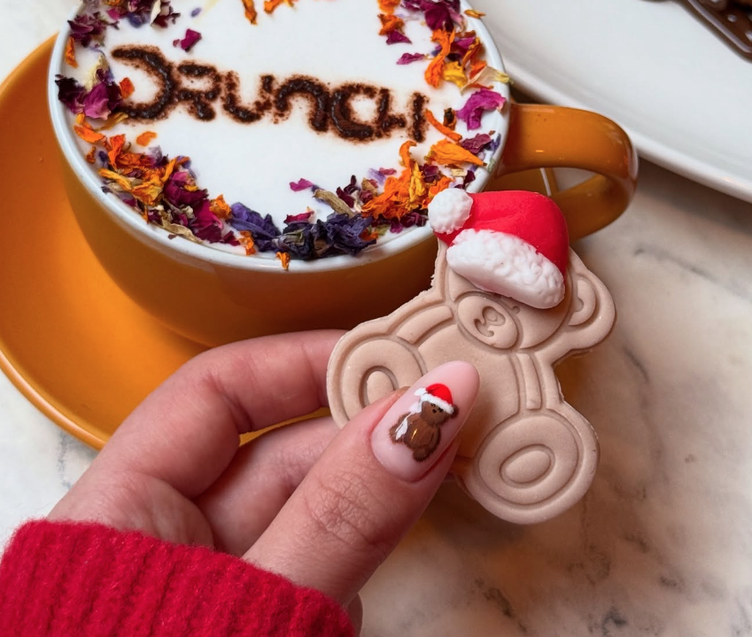 Manicura de osito navideño - Imagen: naileditbeauty