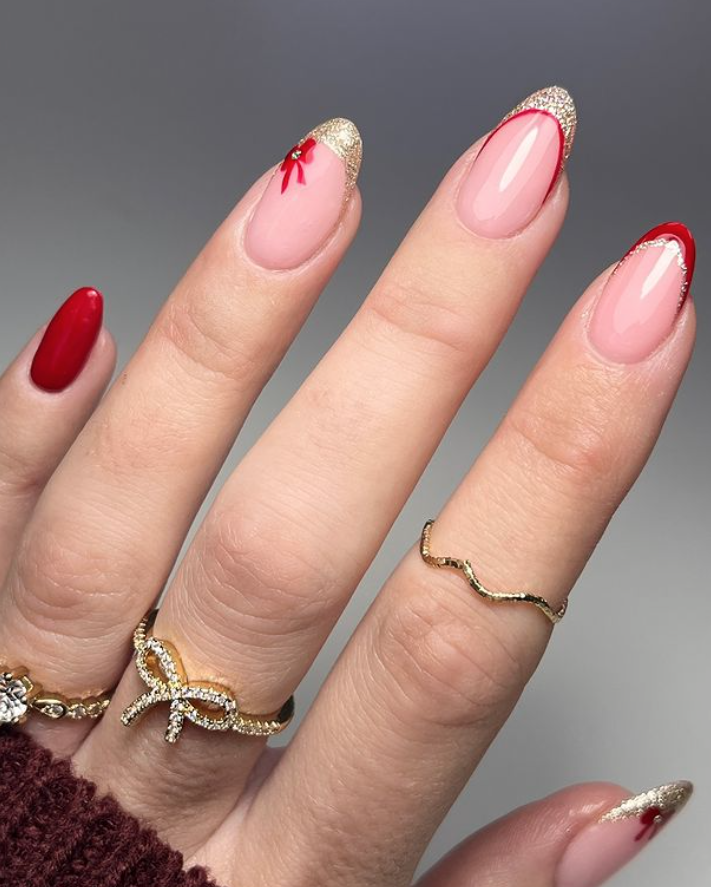 Manicura francesa en rojo y dorado - Imagen: truebeautybycarrie
