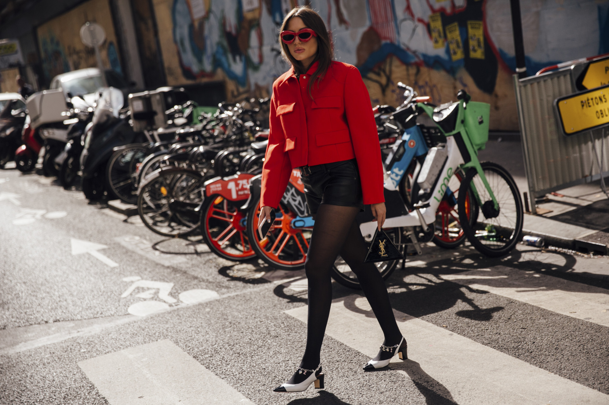 Paris str S24 0191 jersey rojo street style