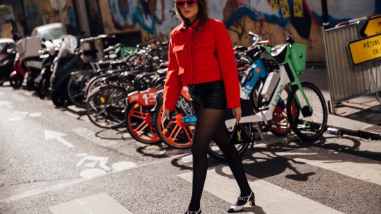 Paris str S24 0191 jersey rojo street style
