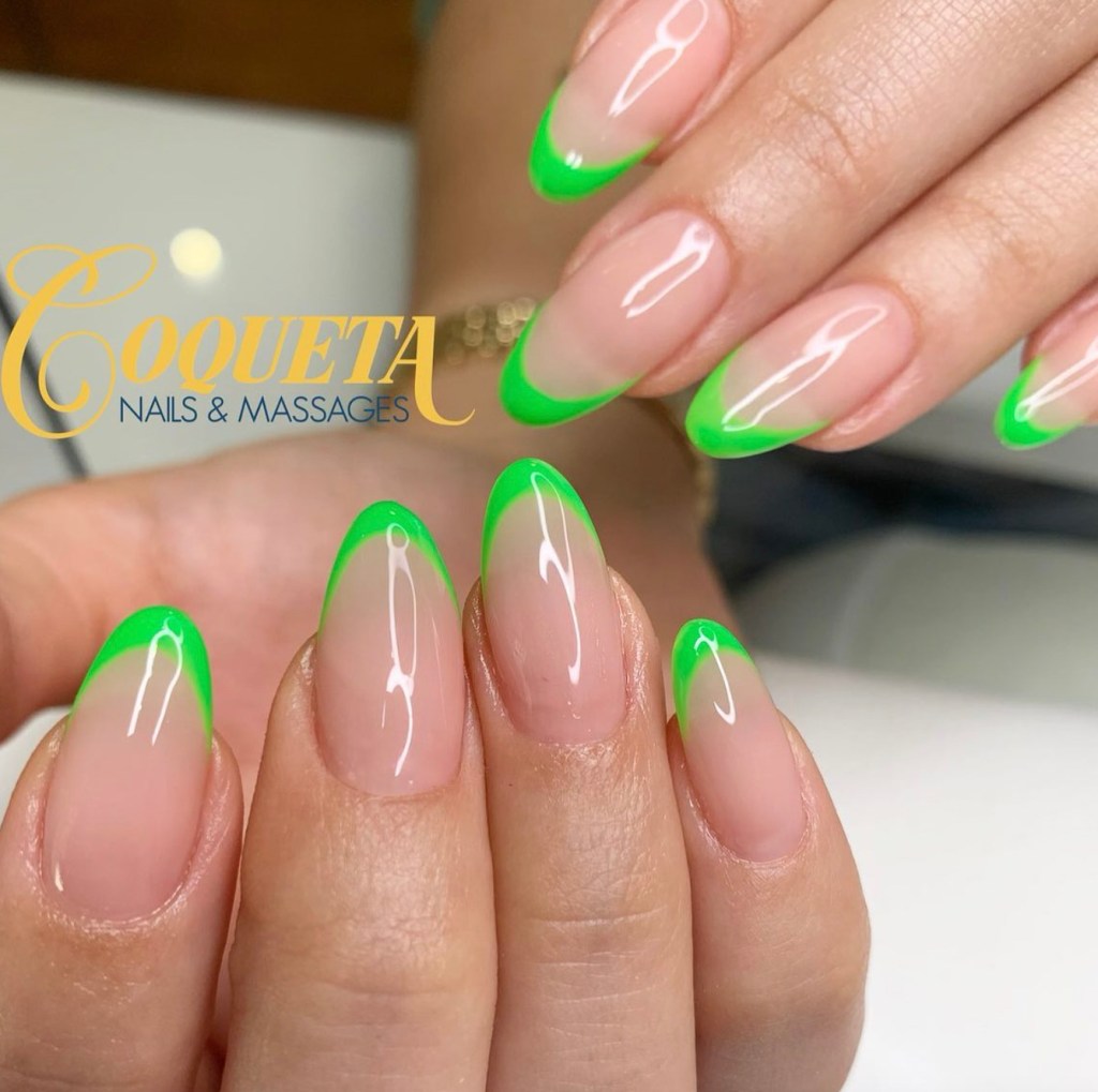 Manicura francesa en color flúor - Imagen: @coqueta.nailsbeauty