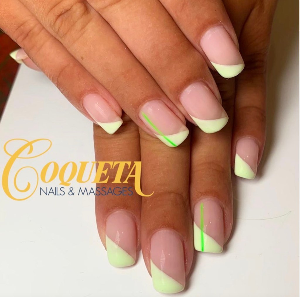 Manicura francesa asimétrica - Imagen: @coqueta.nailsbeauty