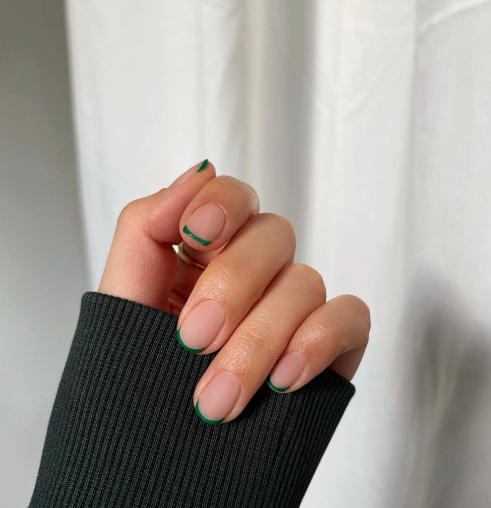 Manicura francesa minimalista - Imagen: @amyle.nails