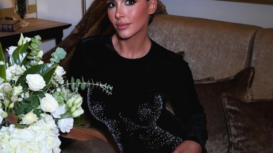 Rocío Osorno con vestido de terciopelo y brillos de Zara
