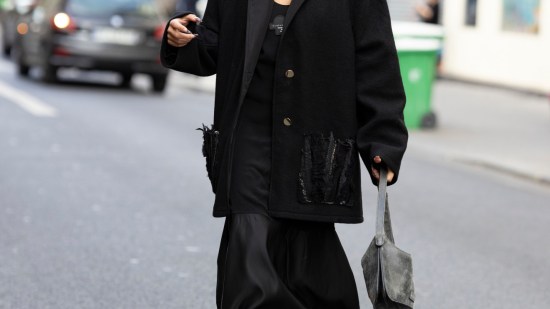 Milano str F23 0219 street style vestido negro