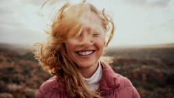 Somos más infelices al cumplir exactamente esta edad, según la ciencia y la curva de la felicidad