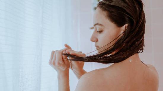 El champú anticaída que arrasa en farmacias: fortalece el cabello y retrasa la aparición de canas