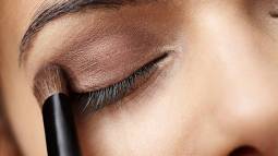 3 colores de delineador de ojos que restan años y ayudan a rejuvenecer el rostro