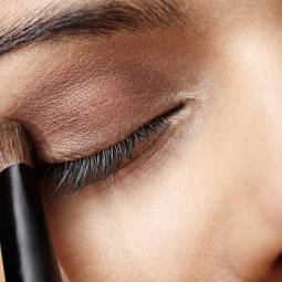 3 colores de delineador de ojos que restan años y ayudan a rejuvenecer el rostro
