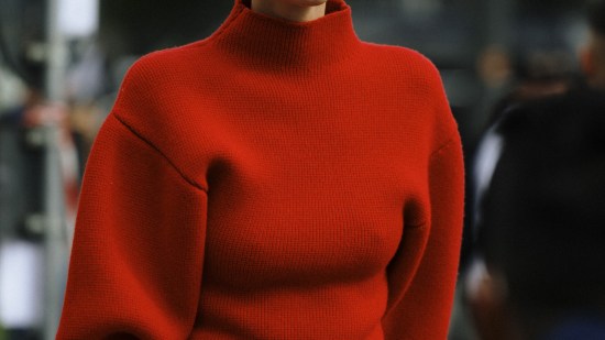 Look con jersey rojo street style milan