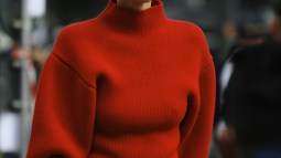 Look con jersey rojo street style milan