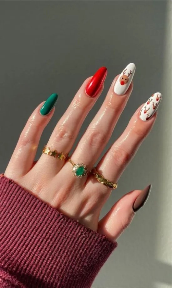 Manicura con mix navideño - Imagen: Pinterest