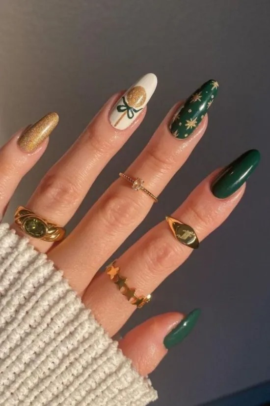 Manicura verde con tonos dorados - Imagen: Pinterest
