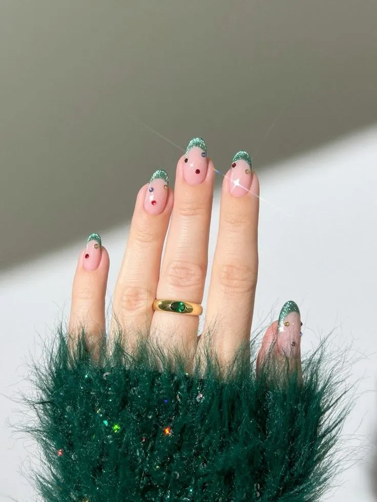 Manicura francesa con brillos - Imagen: Pinterest