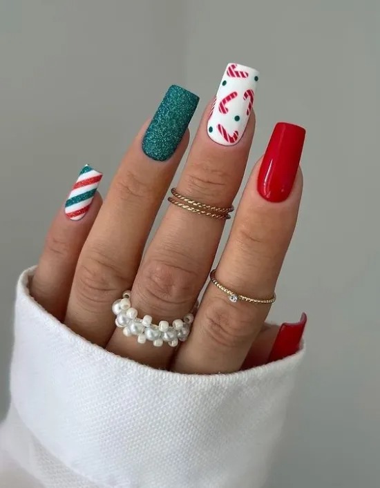 Manicura de bastones de caramelo - Imagen: Pinterest