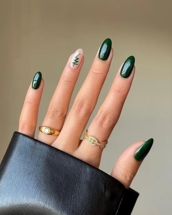 Manicura verde con árbol de Navidad - Imagen: Pinterest