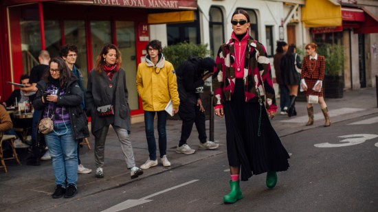 Paris str F22 1330 botas street style