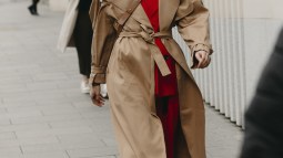 portada gabardina impermeable oysho rebajas