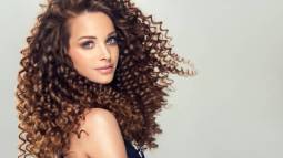 "Tengo el cabello rizado y este es el único producto que lo deja perfecto": hablamos del champú de Kérastase ideal para rizos