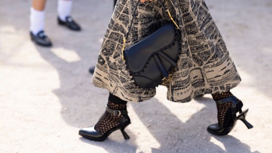 Paris str S24 0511 street style