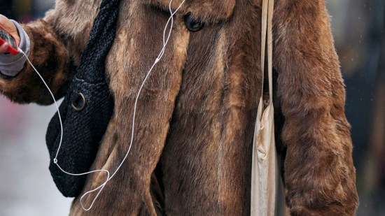 Abrigo de pelo en street style Paris FW24