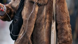Abrigo de pelo en street style Paris FW24