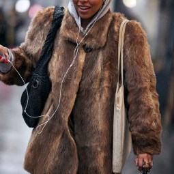 Abrigo de pelo en street style Paris FW24