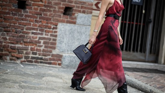 Portada vestidos midi rebajas Zara