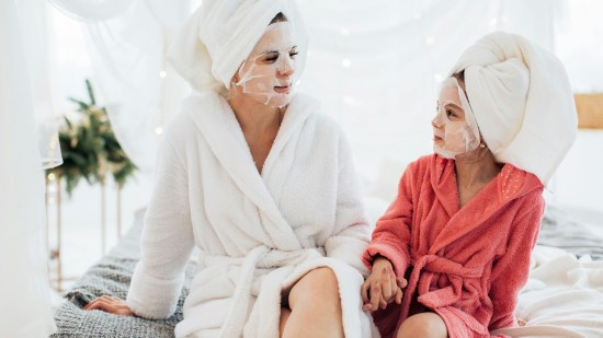 Madre e hija haciéndose el skincare