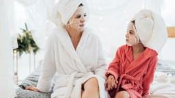 Madre e hija haciéndose el skincare
