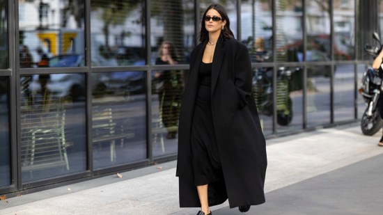 Look con abrigo de lana negro clásico